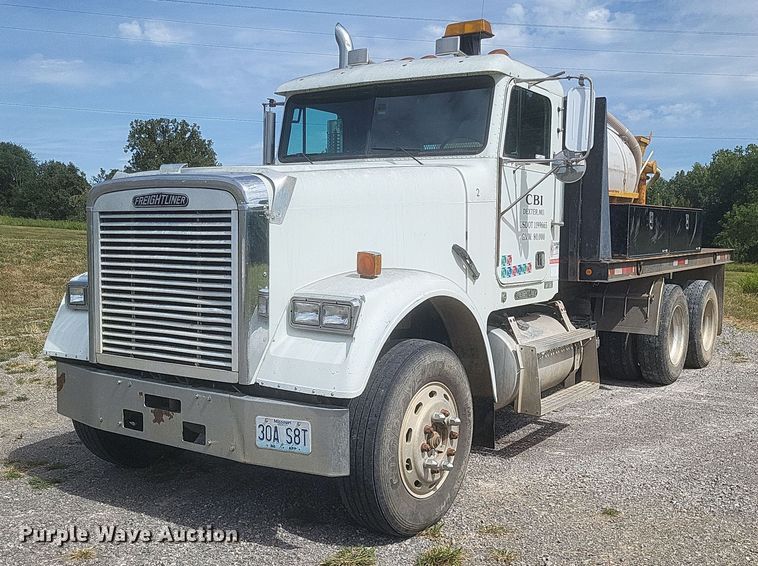 1996 Freightliner  FLD flatbed truck - EJ8033