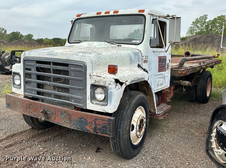 1984 International  1754 flatbed truck - EQ2057