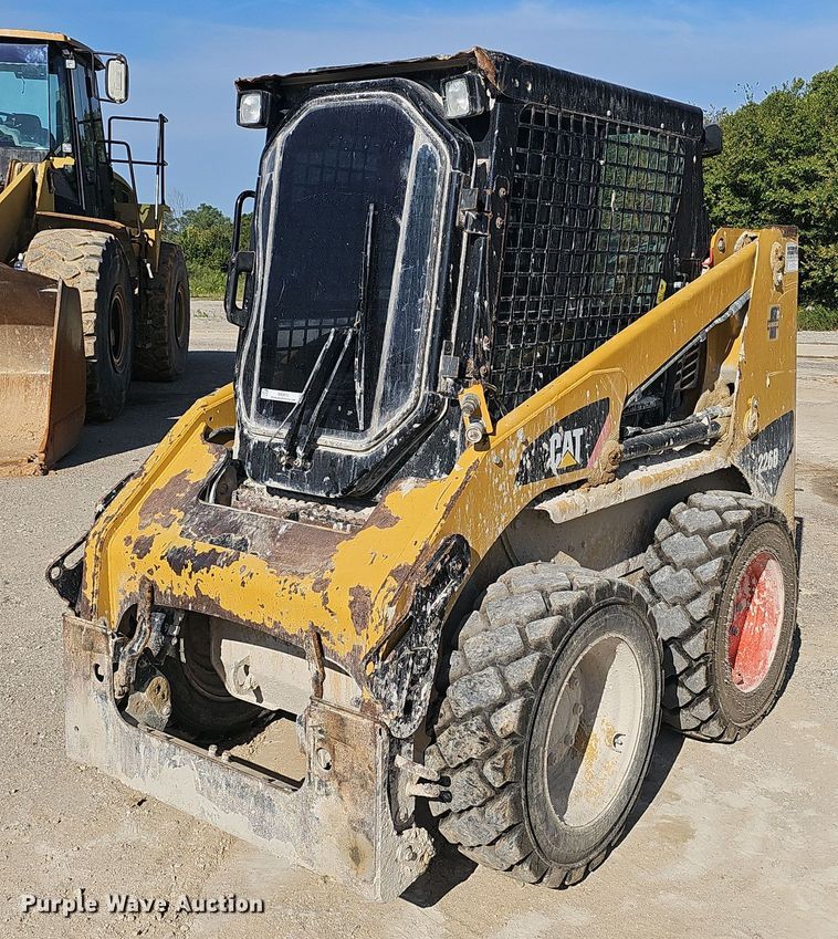 2011 Caterpillar 226B skid steer loader - NX9072
