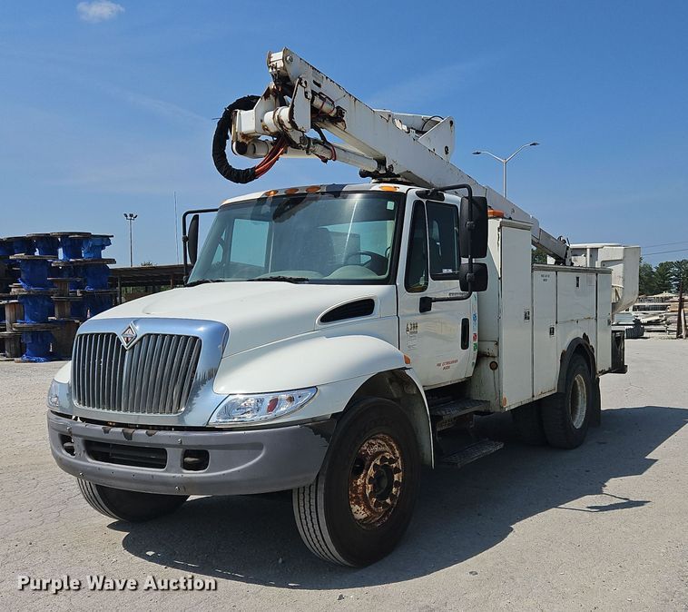 2006 International  4300 bucket truck - OJ9831