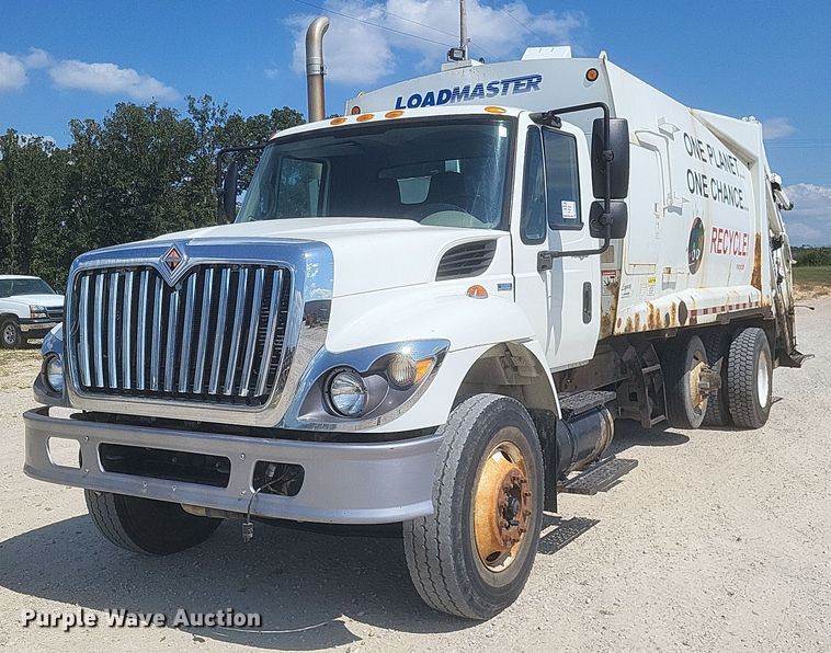 2009 International  7300 SBA refuse truck - DQ3628