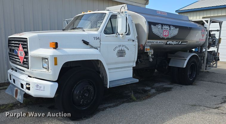 1986 Ford F700 fuel truck - DQ4572