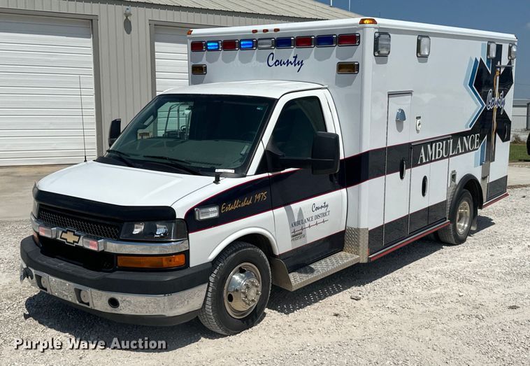 2016 Chevrolet  Express 4500 ambulance - DX1157