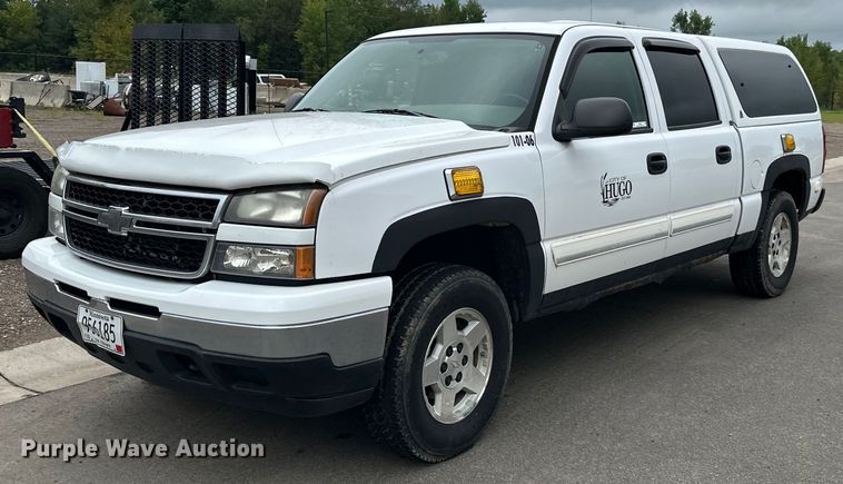 2006 Chevrolet  Silverado 1500 Crew Cab pickup truck - LR9466