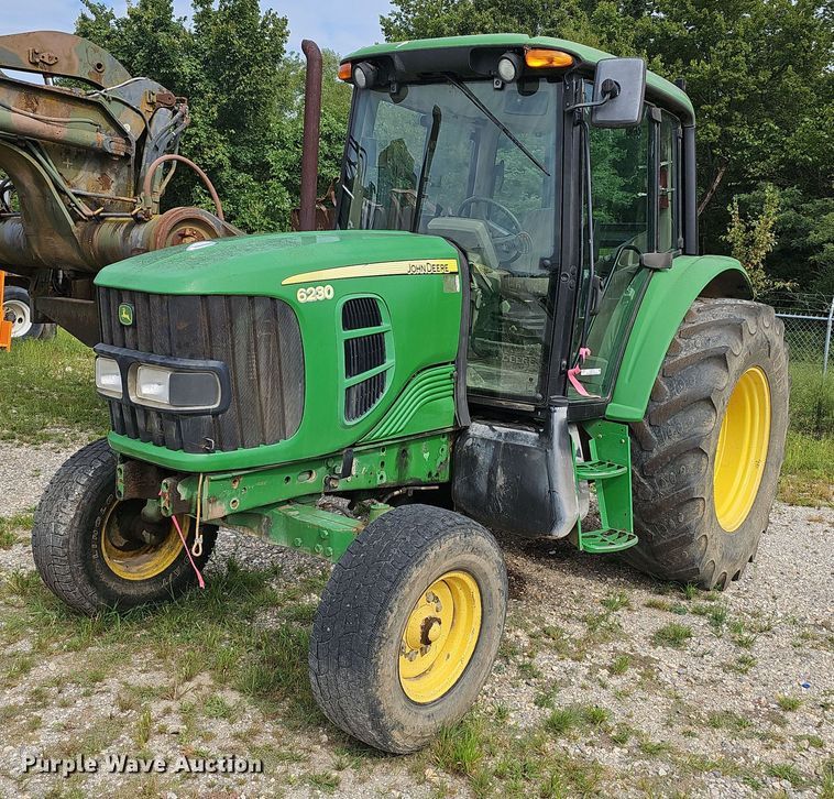 2011 John Deere 6230 tractor - NX9110