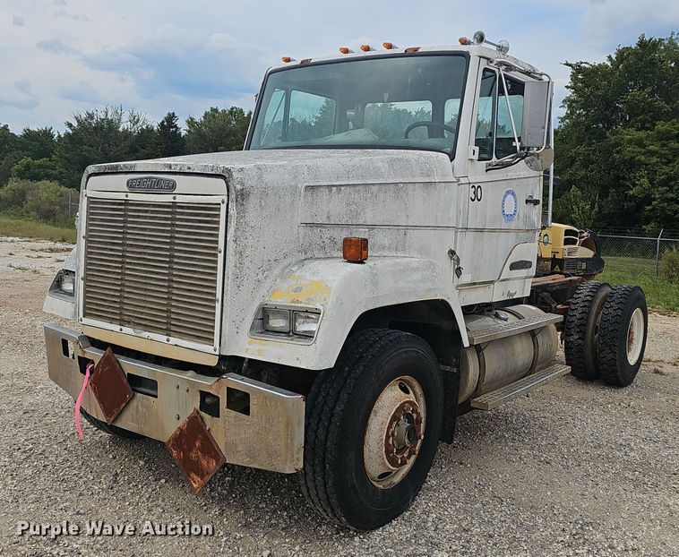 1988 Freightliner  FLC truck cab and chassis - OC9185