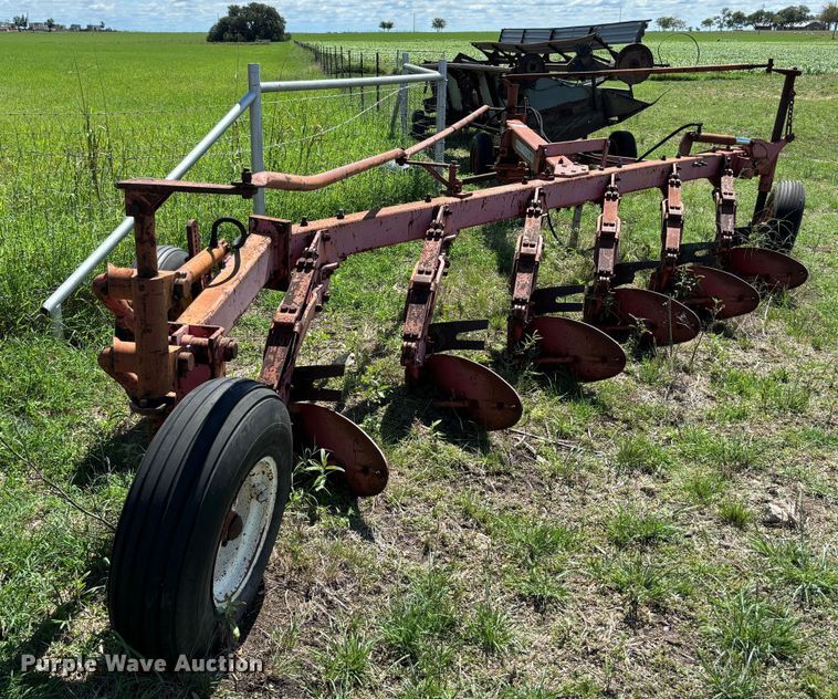 Massey Ferguson  880 six bottom plow - DS2529