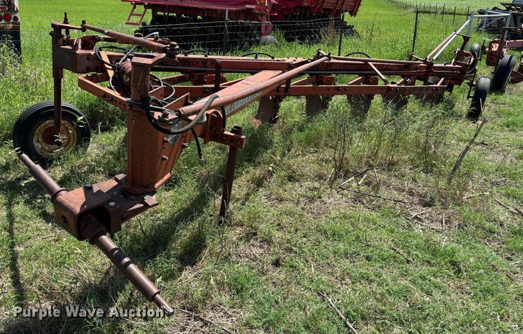 Massey Ferguson  880 seven bottom plow - DS2530