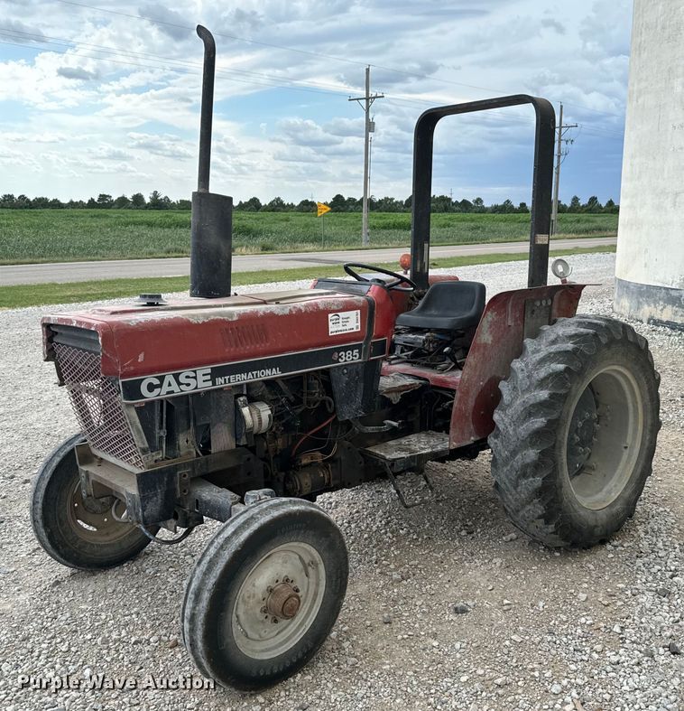 Case IH 385 tractor - DV2761