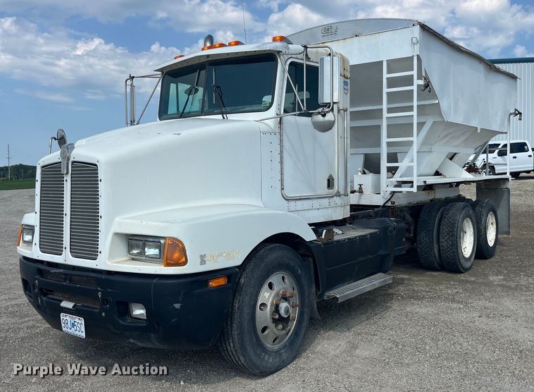 1995 Kenworth fertilizer delivery truck - EK8989