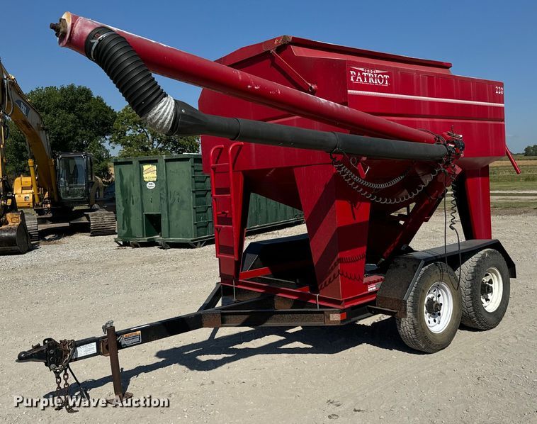 Patriot 220 seed tender - MV9089