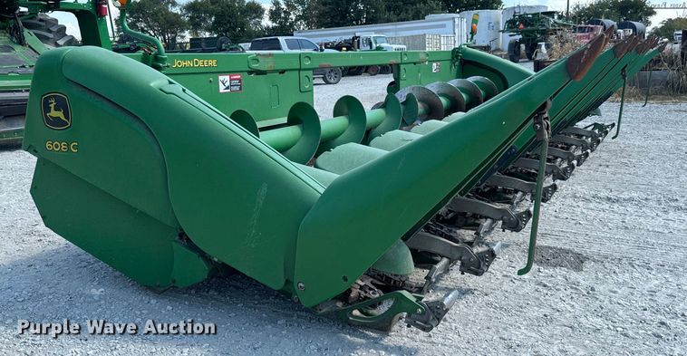 2012 John Deere  608C corn head - MV9091