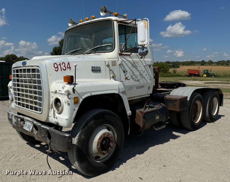 1986 Ford 9000 semi truck - MV9096