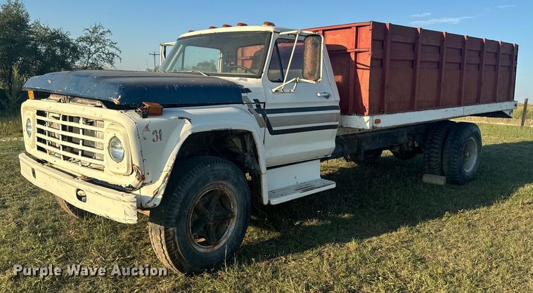 1976 Ford F700 grain truck - OE9244
