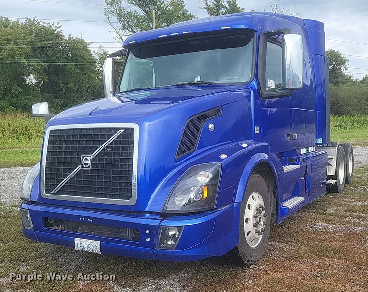 2015 Volvo D13 semi truck - DQ3621