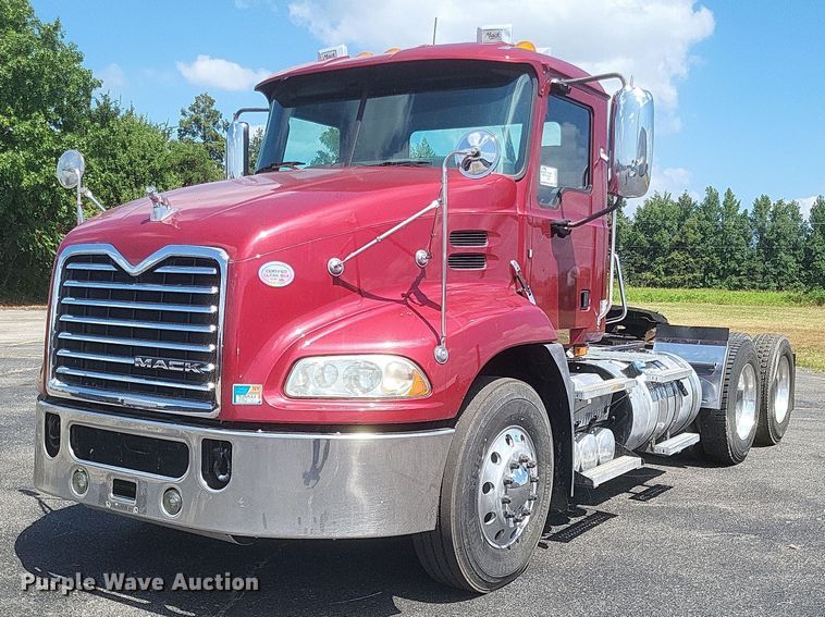 2015 Mack  CXU semi truck - DR4965