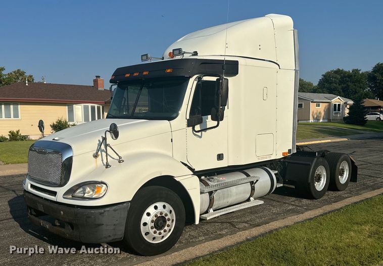 2003 Freightliner  Columbia  semi truck - DV2768