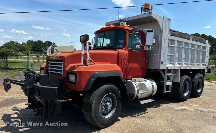 2000 Mack dump truck - EE7564
