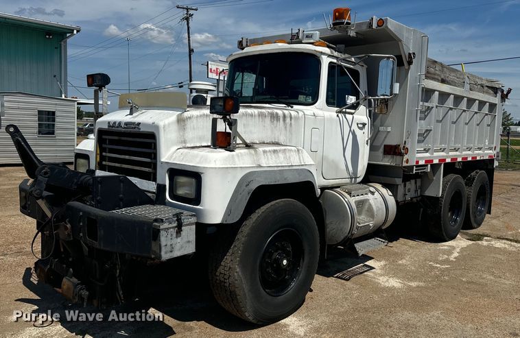 2001 Mack dump truck - EE7567