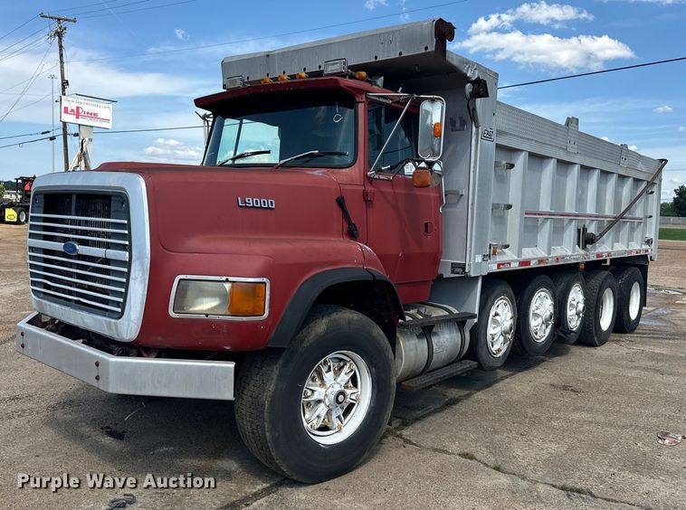 1994 Ford L9000 dump truck - EE7568