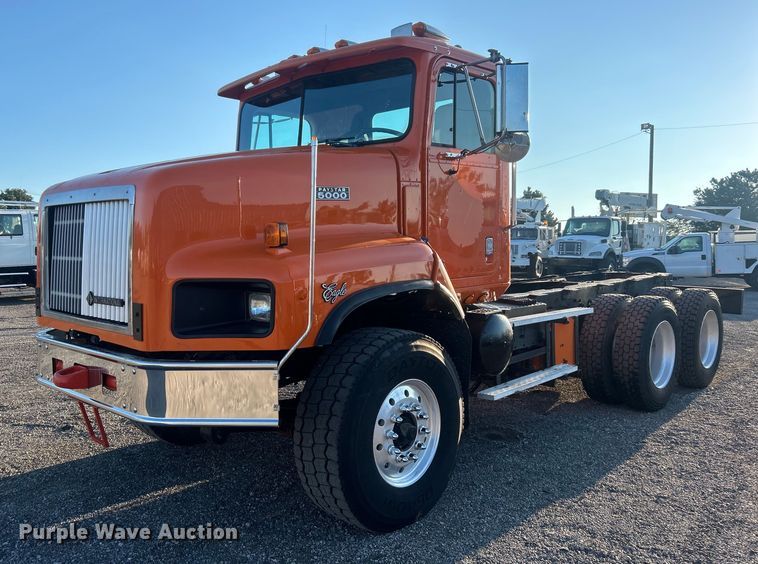 1996 International  Paystar 5000 truck cab and chassis - EG1016