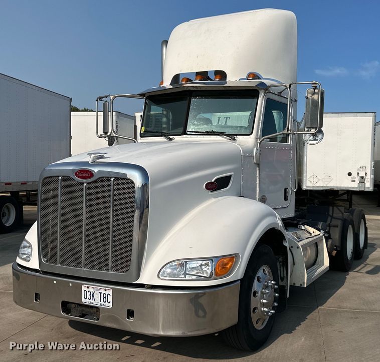 2013 Peterbilt  384 semi truck - EJ7281