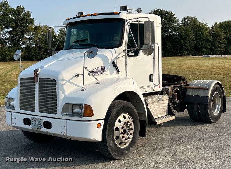 2004 Kenworth  T300 semi truck - EK3289