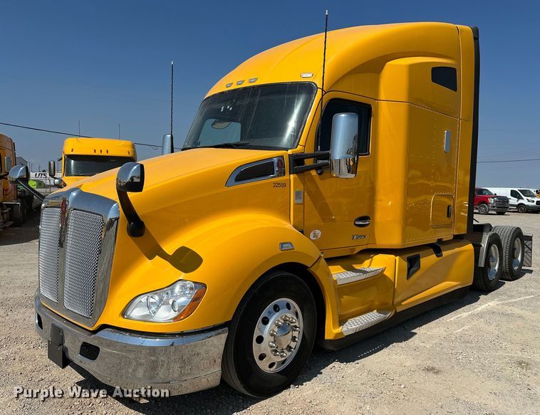 2022 Kenworth  T680 semi truck - EQ2169