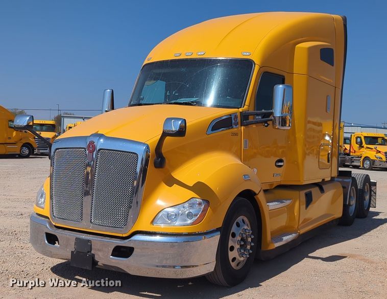 2022 Kenworth  T680 semi truck - EQ2170