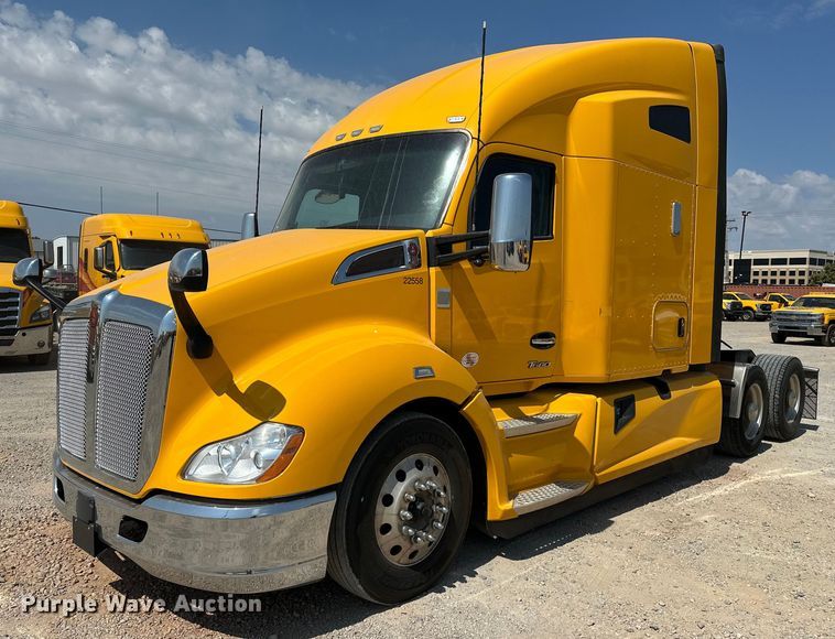 2022 Kenworth  T680 semi truck - EQ2175