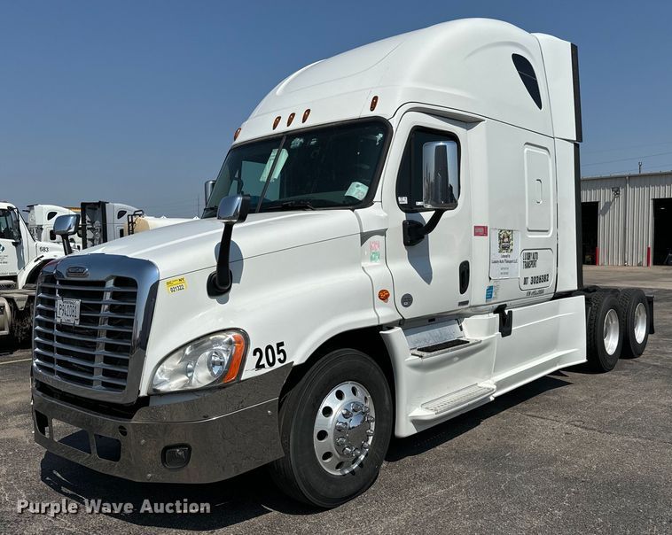 2017 Freightliner Cascadia Evolution  semi truck - MV9121