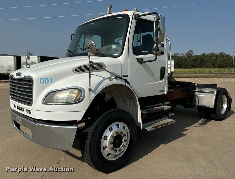 2007 Freightliner Business Class M2 semi truck - MV9137