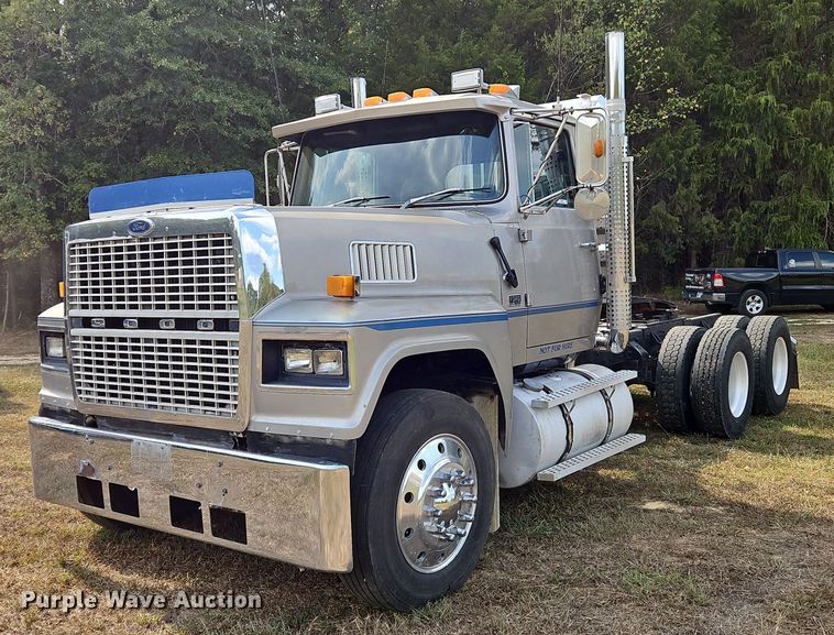 1989 Ford LTL 9000 semi truck - OJ9846