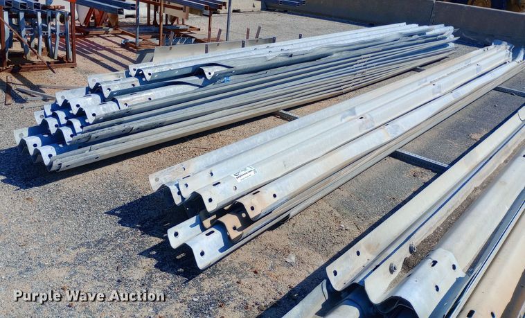 Approximately 32 guardrail sections - DH1302