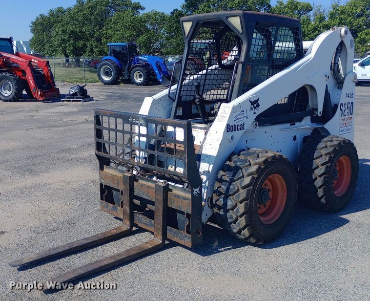 2005 Bobcat S250 skid steer loader - DH1328