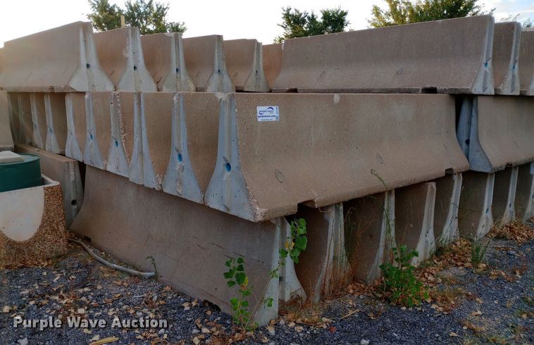 (8) concrete barriers - DH1386