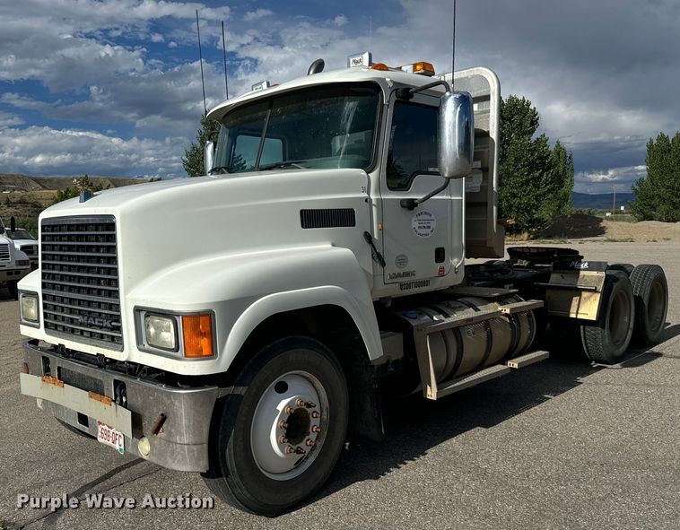 2015 Mack CHU613 semi truck - EG9851