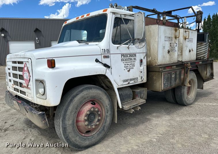 1988 International 1754 fuel / lube truck - EG9866