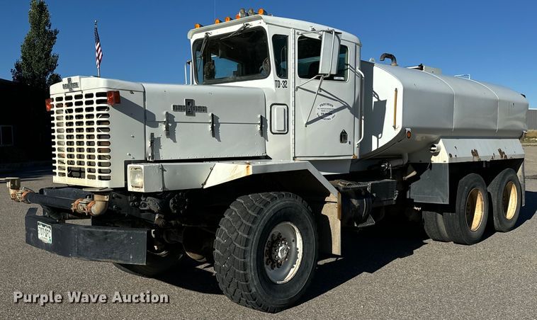1988 Oshkosh P-2526-1 water truck - LW9789