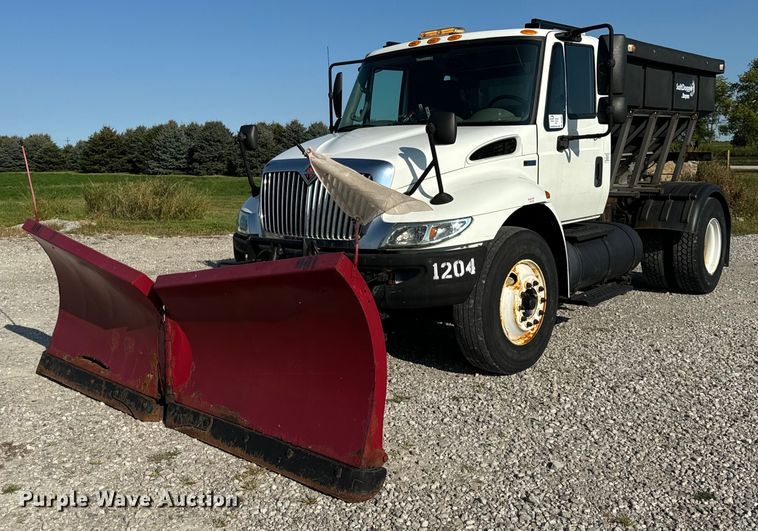 2013 International  Durastar 4300 spreader truck - DV5884