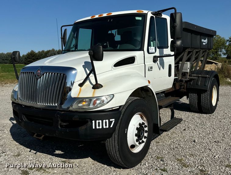 2008 International  4300 spreader truck - DV5885