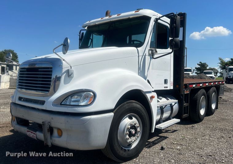 2004 Freightliner  Columbia flatbed truck - EG1021