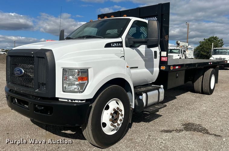 2017 Ford F650 Super Duty  flatbed truck - EG1059