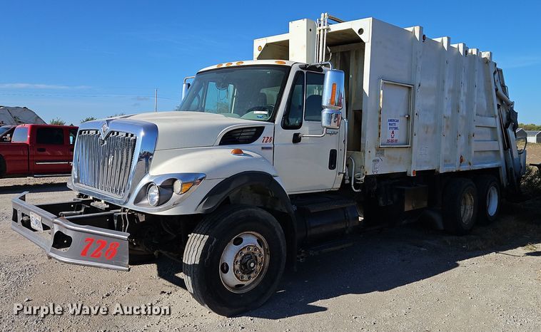 2008 International  7400 refuse truck - EI8377