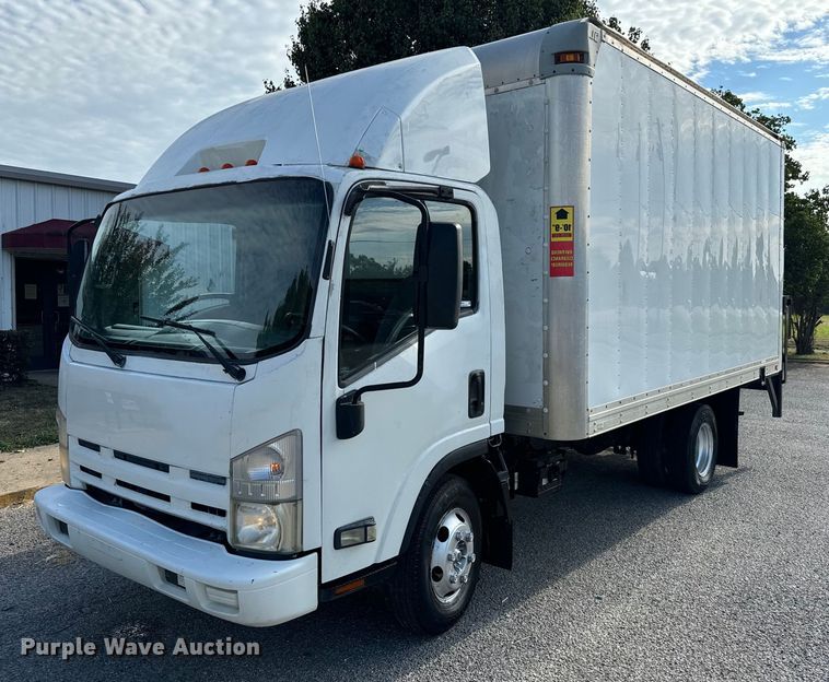2009 Isuzu box truck - IE9033