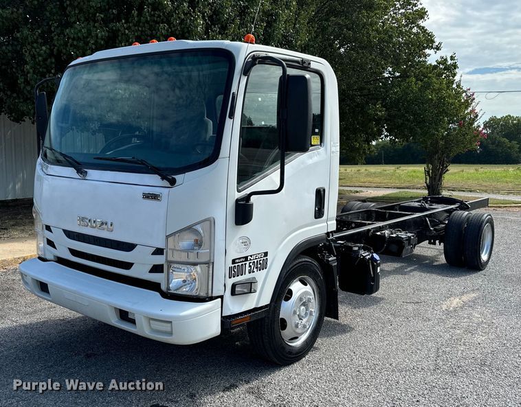 2017 Isuzu truck cab and chassis - IE9038