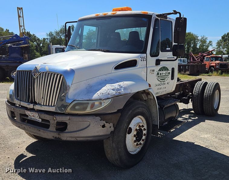 2003 International  MA025 truck cab and chassis - OJ9835
