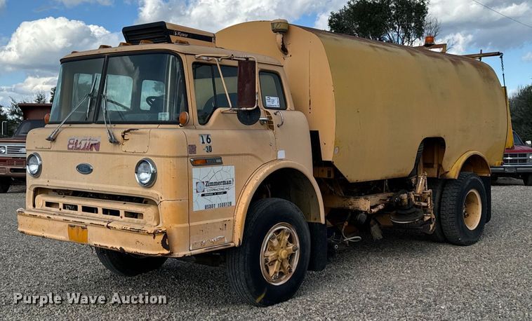 1988 Elgin street sweeper truck - DN0748