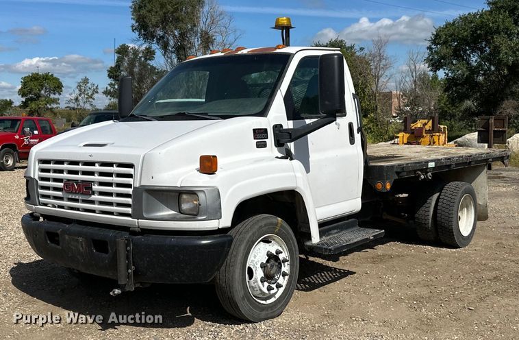 2004 GMC C5500 flatbed truck - DN0755