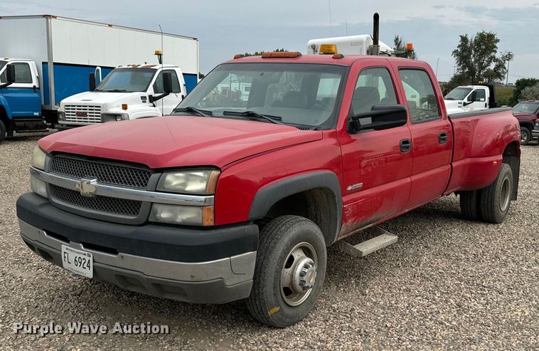 2004 Chevrolet Silverado 3500 Crew Cab pickup truck - DP8447